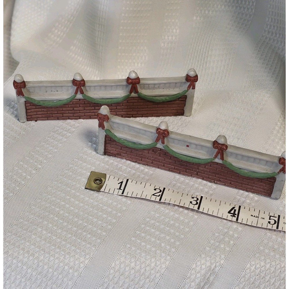 HOUSE OF LLOYD CHRISTMAS‎ AROUND THE WORLD Vintage 2-CERAMIC FENCE WITH GARLAND